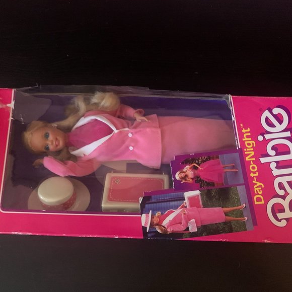ICONIC DAY TO NIGHT BARBIE! New in box but box is damaged - see pics. - Picture 8 of 8